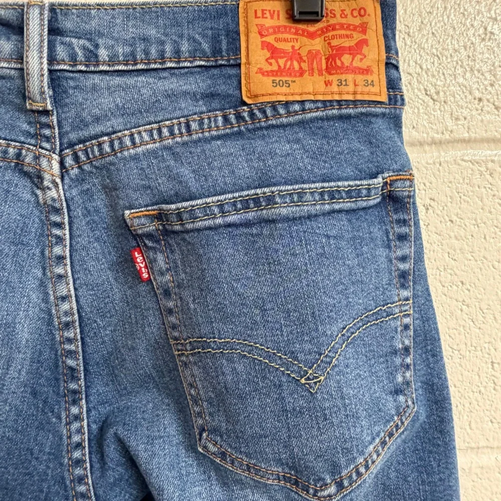 Levis Mens 505 Regular Fit Straight Leg Jeans 31x33 Blue Medium Wash Denim